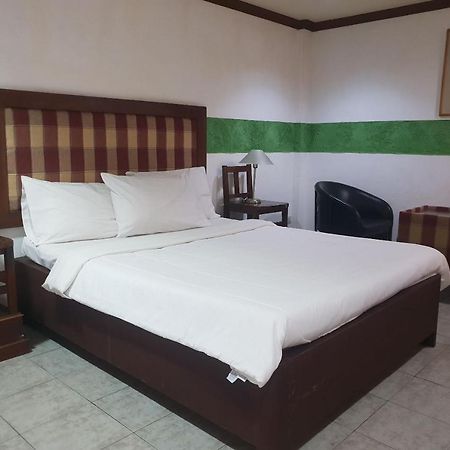 Saltimboca Tourist In Hotel Баколод Екстериор снимка
