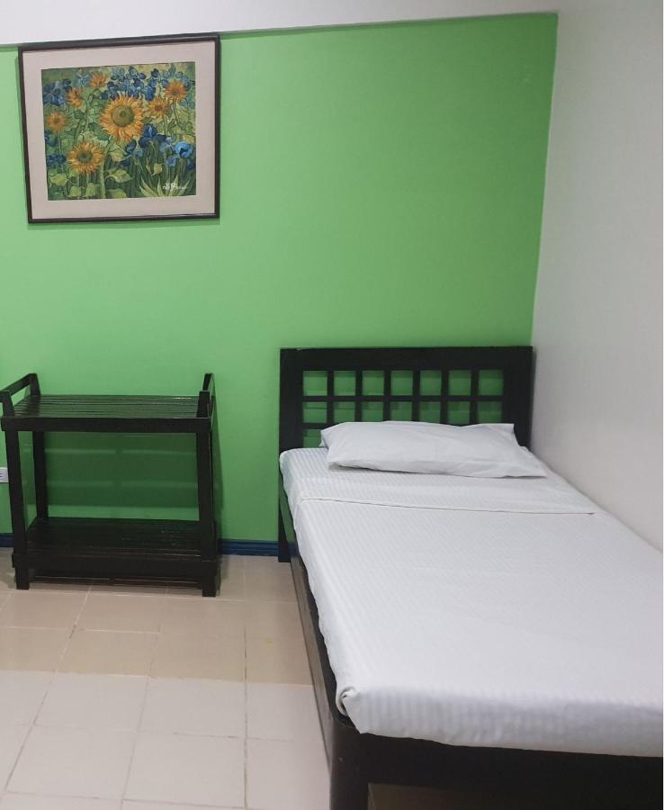 Saltimboca Tourist In Hotel Баколод Екстериор снимка