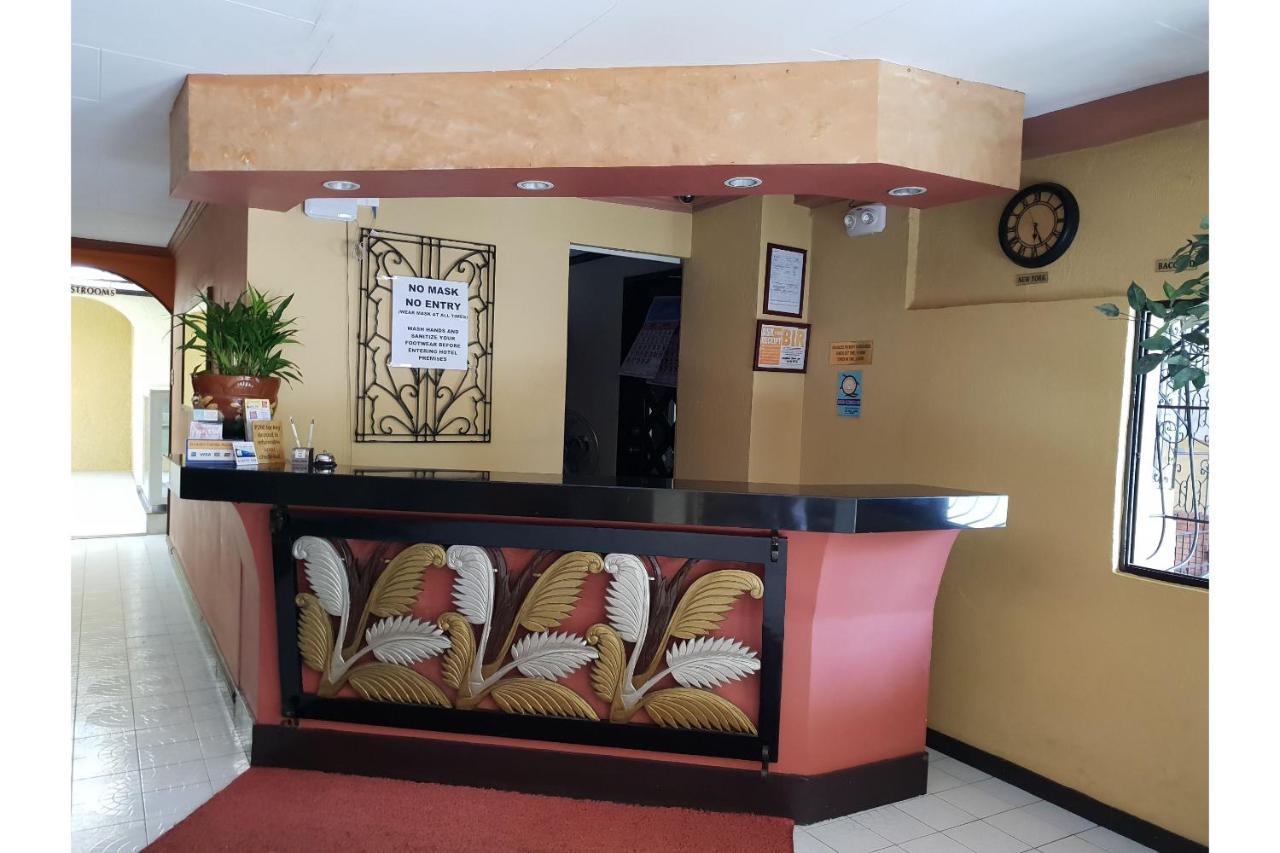 Saltimboca Tourist In Hotel Баколод Екстериор снимка